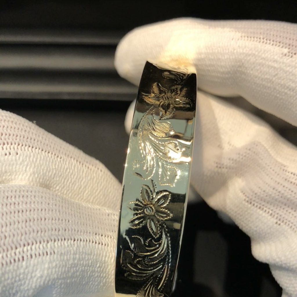 GDA-278 Brede geelgouden scharnier armband met floraal decor gravure 14 kt