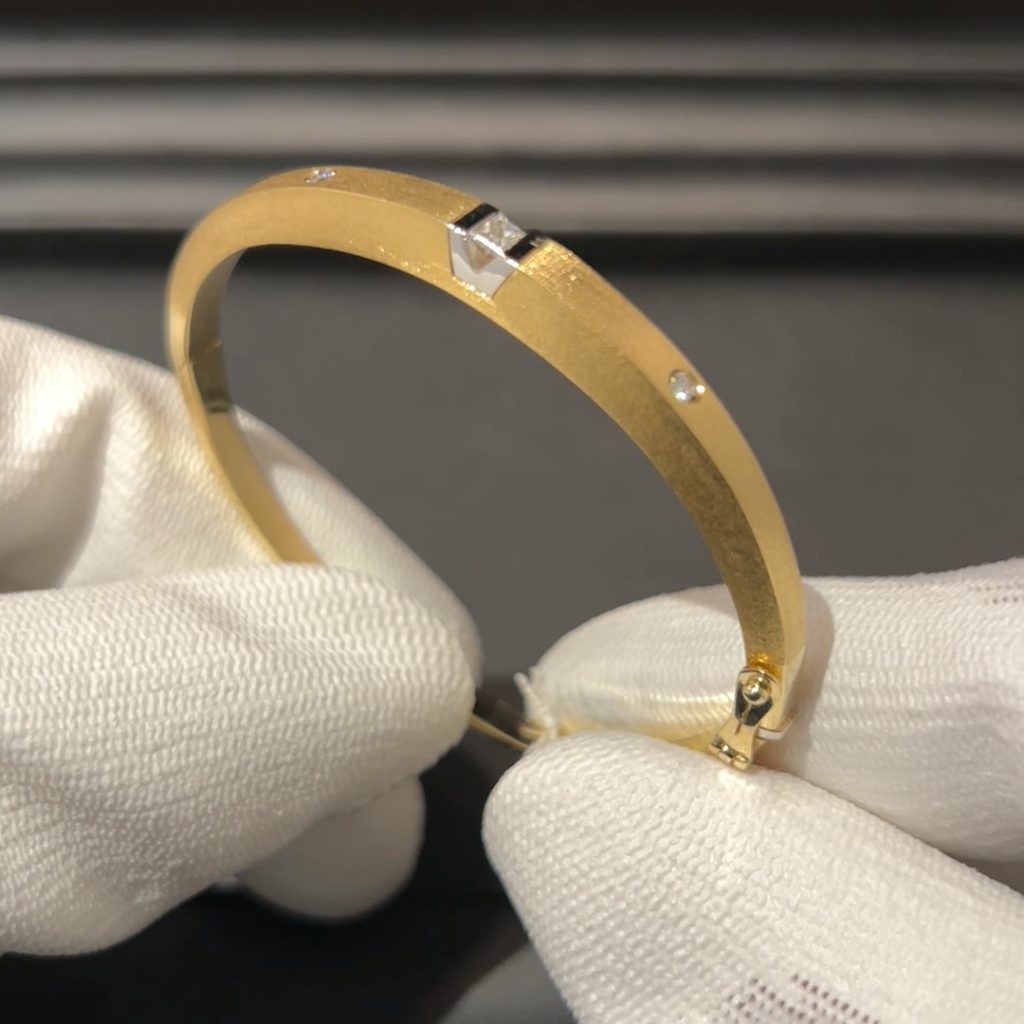 GDA-319 Exclusieve geelgouden scharnier armband met 0.21 ct briljant in 18 Kt