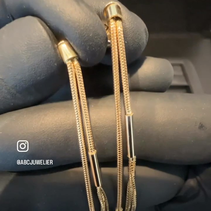 GDO-436 set 18 kt geelgouden oorstekers met multi slang colliers 10,7 cm lang