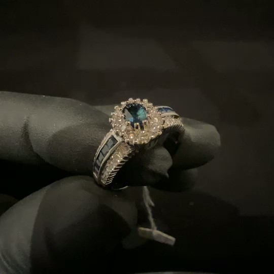 GDR-526 18 kt Exclusieve witgouden dames ring met 0.50 ct briljant en blauwe saffier mt 17 3/4