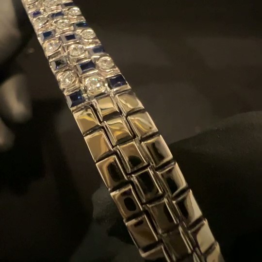 GDA-523 Zeer Exclusieve 18 kt witgouden Design armband met 0.90 ct briljant en Blauwe saffieren